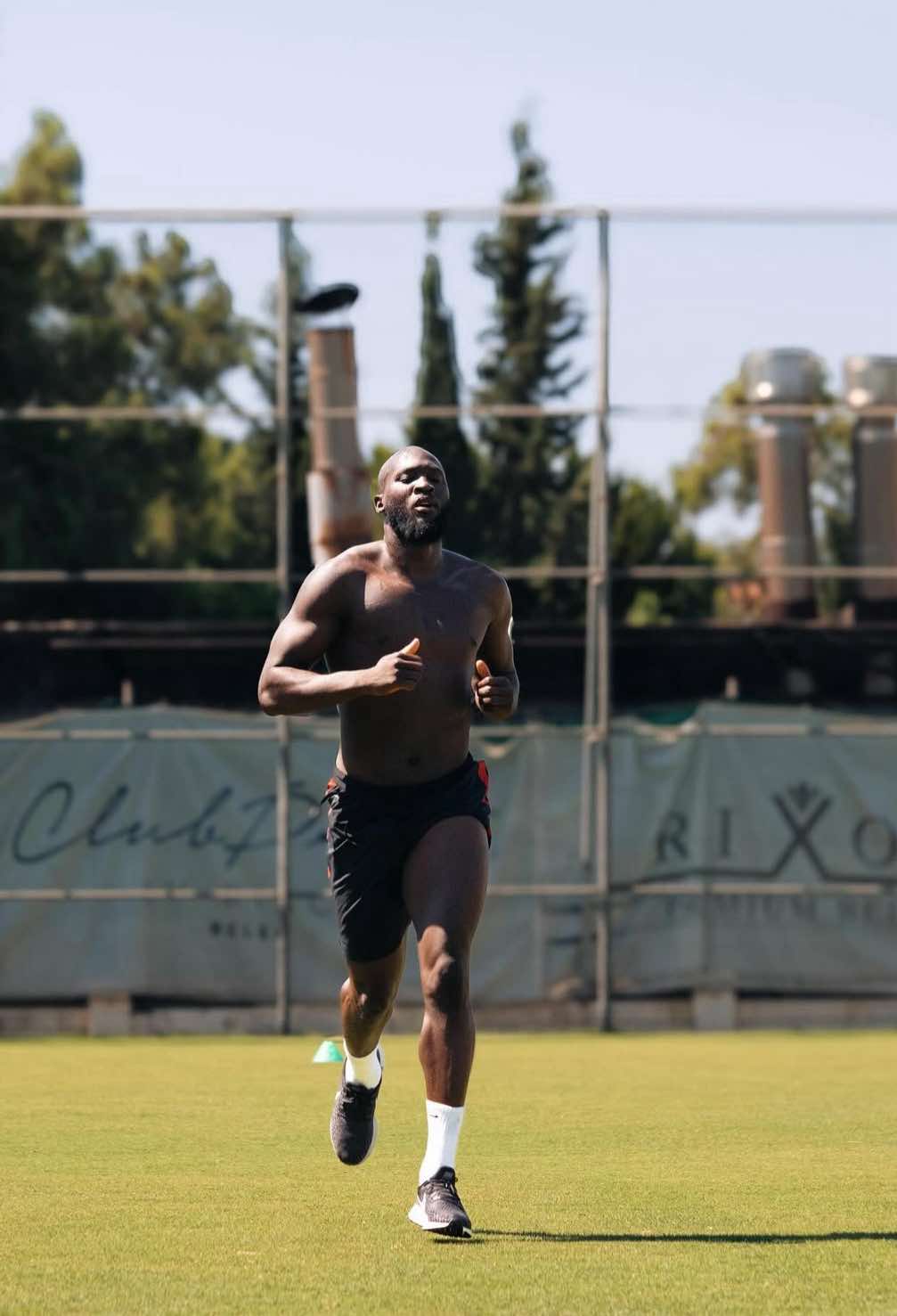 Lukaku si allena senza maglietta