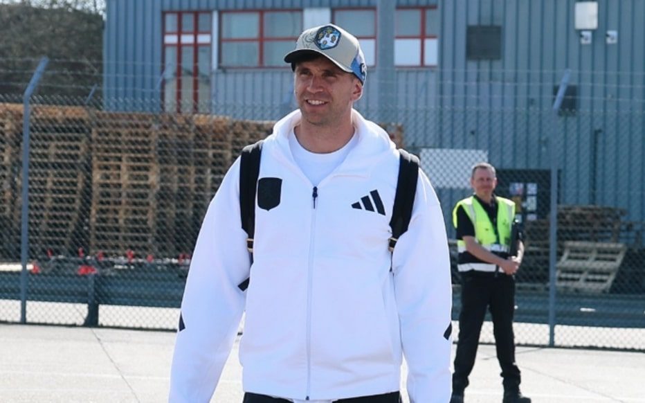 Emiliano Martinez provoca i tifosi del PSG