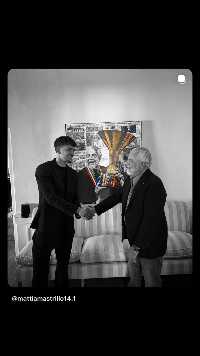 La consegna del quadro a De Laurentiis