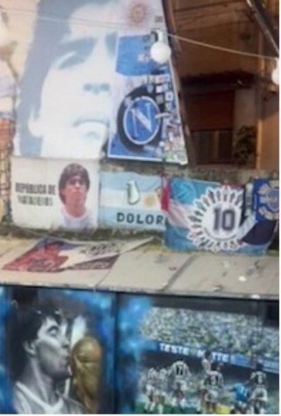 Marco Materazzi al murale di Maradona