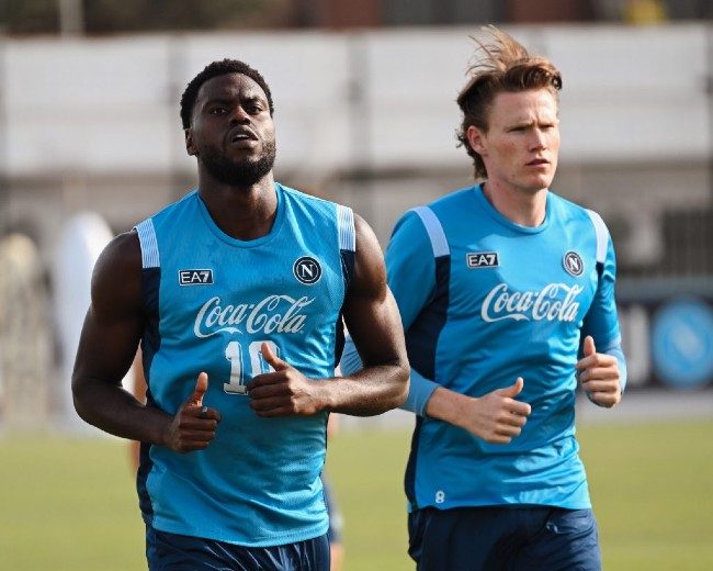 McTominay corre con Badiashile a Castel Volturno