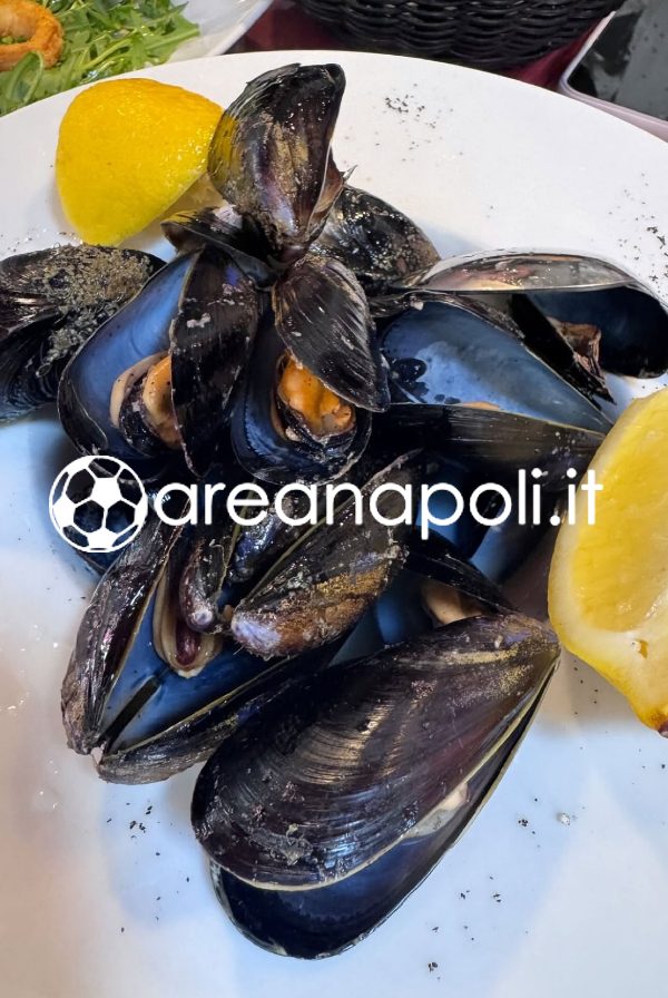 Maximilian Mittelstadt mangia cozze a Napoli