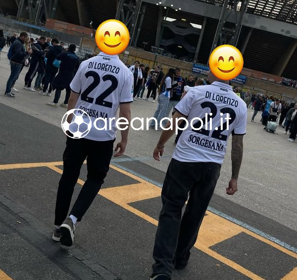 I familiari di Maximilian Mittelstadt con la maglia di Giovanni Di Lorenzo allo stadio Maradona