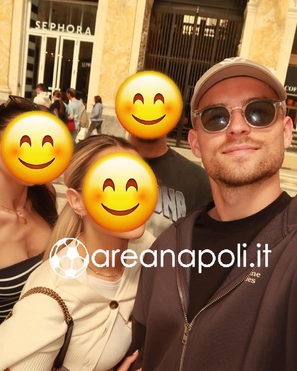 Maximilian Mittelstadt con gli amici alla Galleria Umberto
