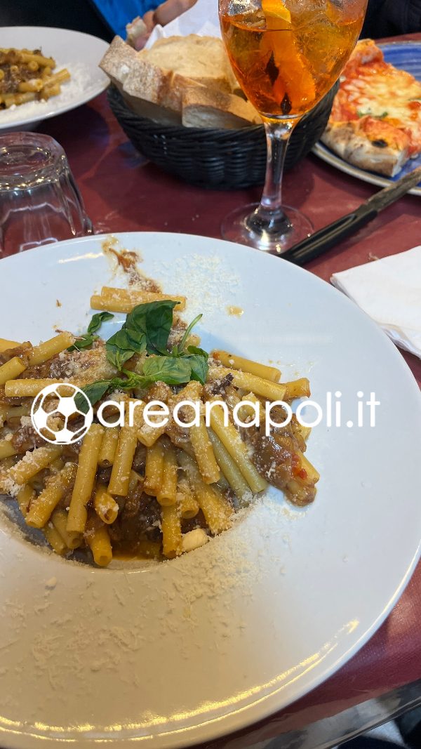 Maximilian Mittelstadt mangia la pasta alla genovese a Napoli