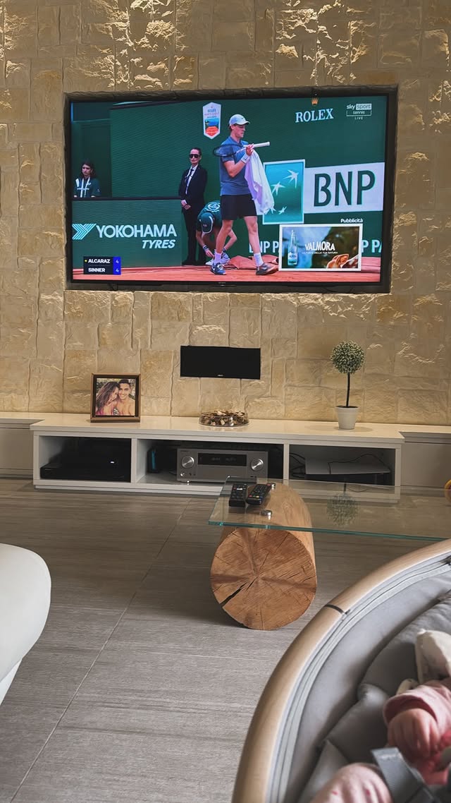 La compagna di Meret guarda Sinner