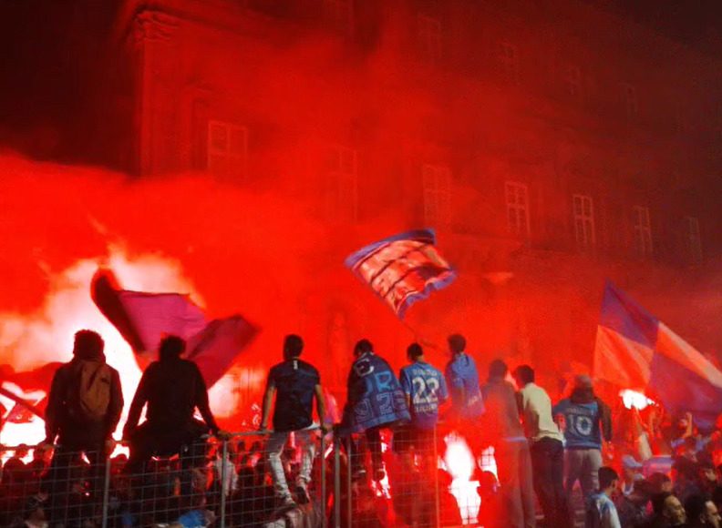 napoli si colora di rosso
