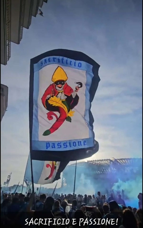 tifosi con bandiera per lo scudetto