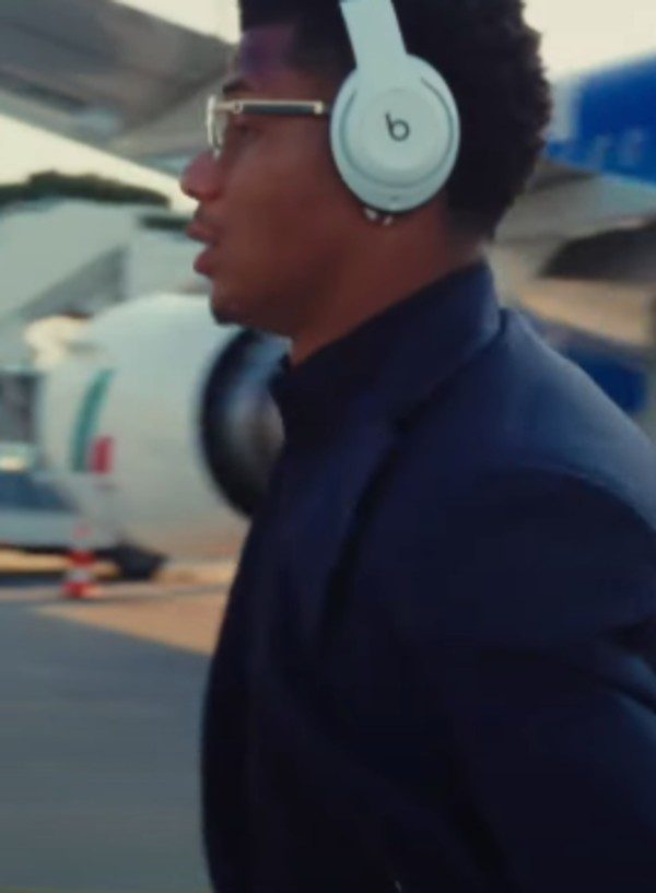 David Neres in abito scuro a Bologna scendendo dall'aereo