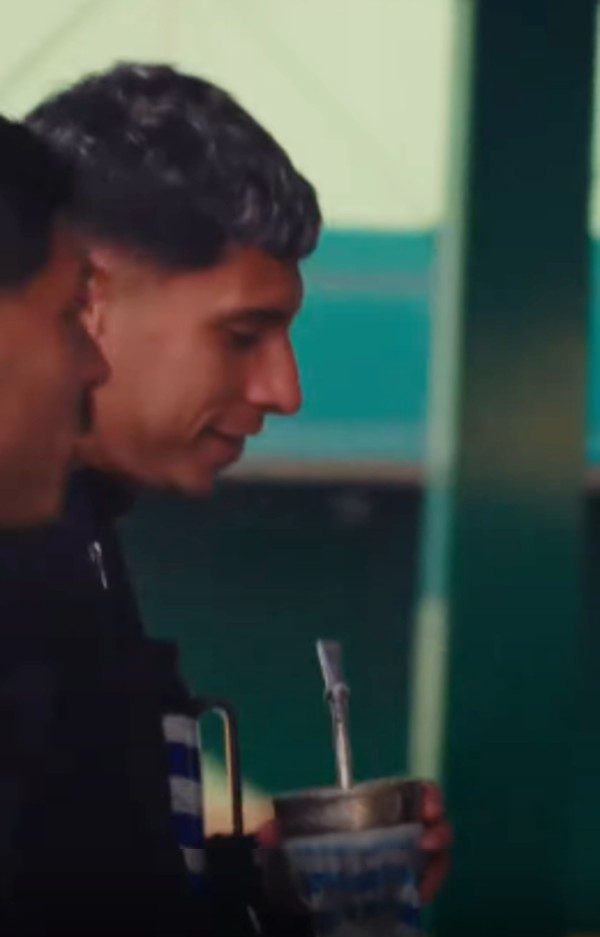 Mathias Olivera beve Mate scendendo dall'aereo a Bologna