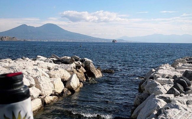Olivera ammira il Golfo di Napoli
