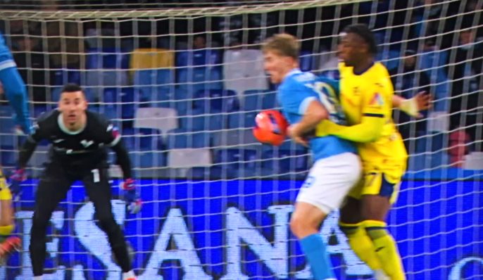 Hojlund, tocco di petto e non di polso