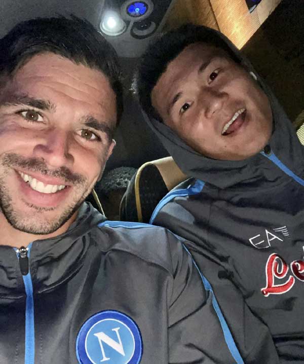 Simeone Kim selfie aereo