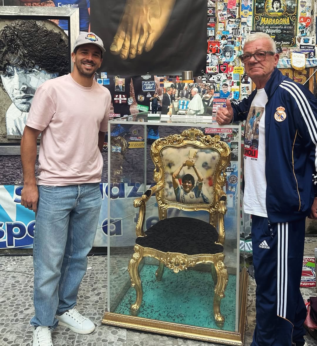 Giovanni Simeone al murale di Maradona