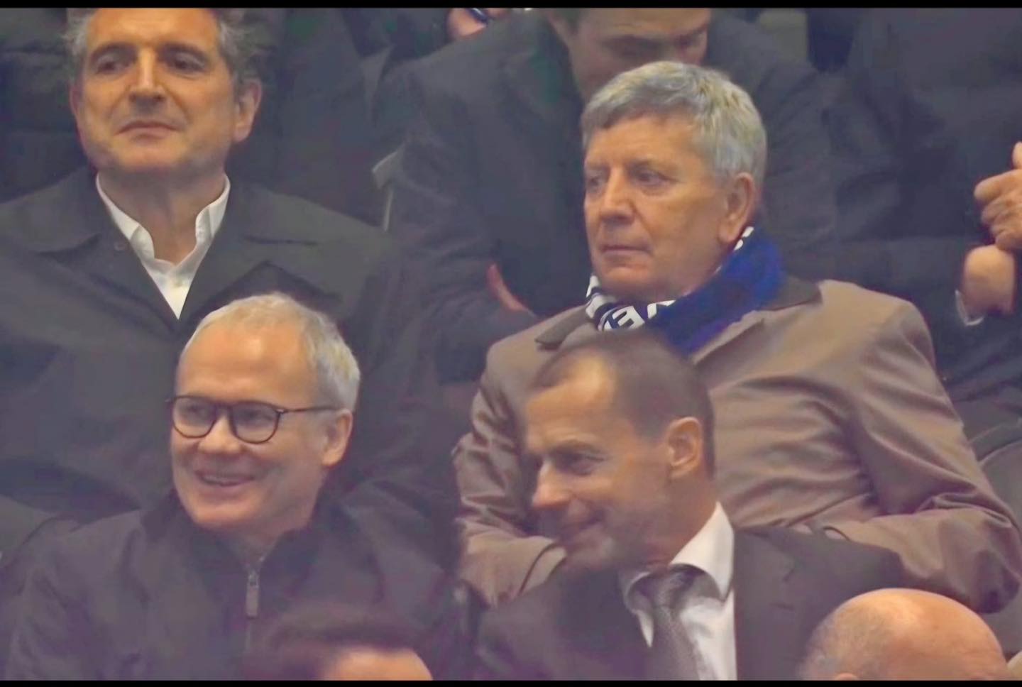 Il presidente della Serie A Simonelli con la sciarpa dell'Inter