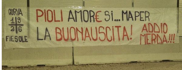 striscione tifosi Fiorentina contro Pioli
