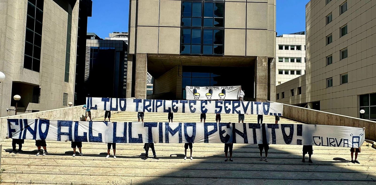 striscione ultras Napoli a tifosi dell'Inter