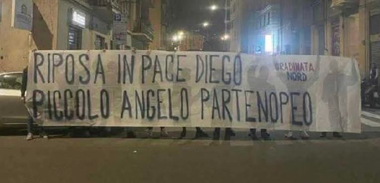 striscione ultras Genoa Diego De Vivo