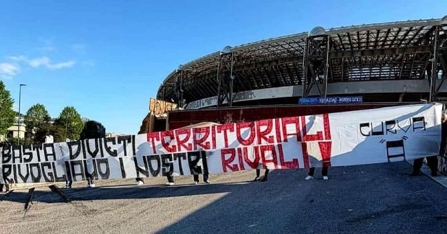 Striscione di protesta prima di Napoli-Lazio