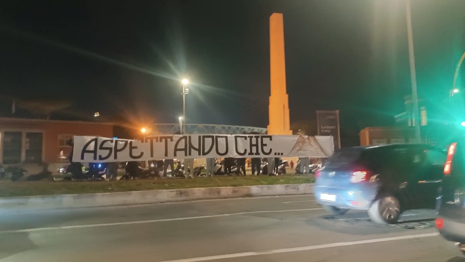 Striscione tifosi Roma sul Vesuvio