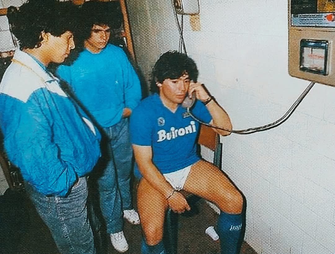 Maradona al telefono con la madre al San Paolo