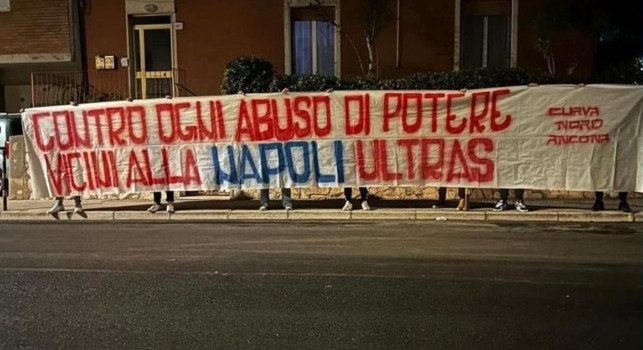 Striscione dei tifosi dell'Ancona, solidarietà ai napoletani