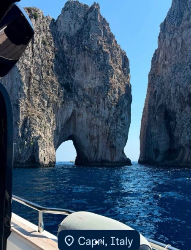 Vergara in barca a Capri