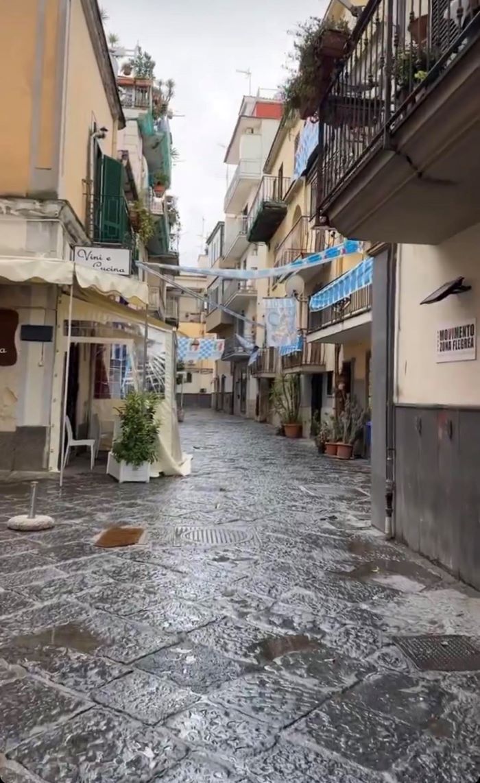 Zielinski, la moglie gira per Napoli e resta incantata dagli striscioni