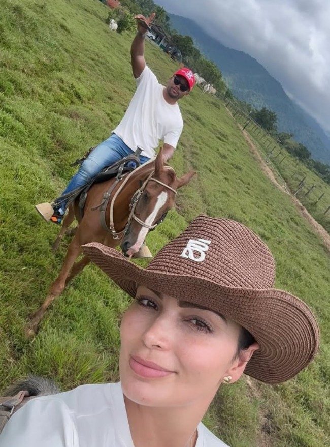 Zuniga a cavallo con la moglie