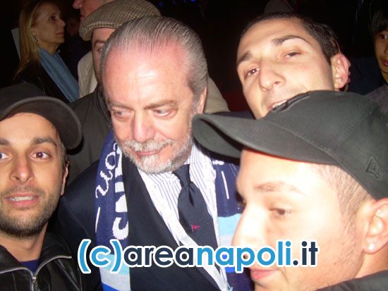 De Laurentiis a Wembley, l'abbraccio dei tifosi azzurri a Londra