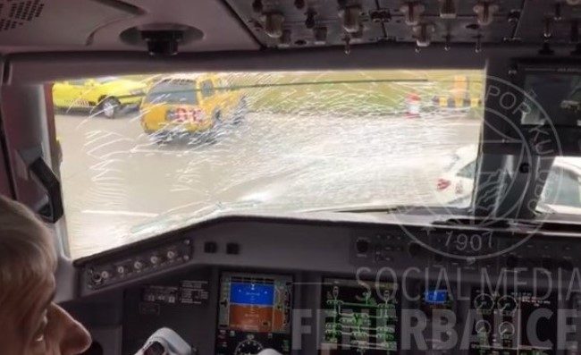 Napoli, attimi di paura per gli azzurri: aereo costretto ad atterraggio di emergenza