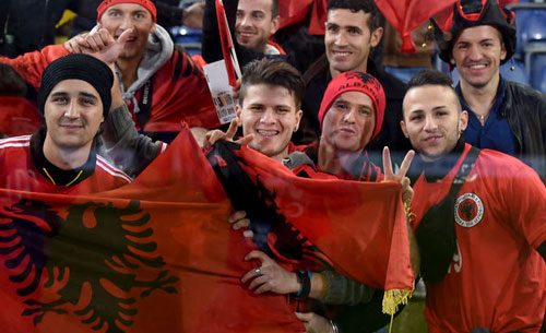 FOTO - Euro 2016, Francia-Albania: tifose albanesi con la sciarpa del Napoli!
