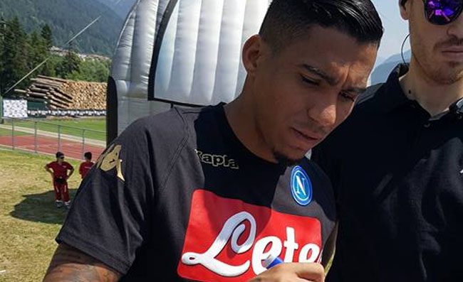 Allan firma gli autografi, un tifoso lo imbarazza con una domanda