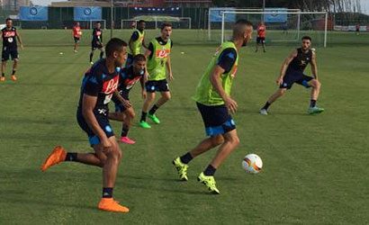 Sarri già pensa alla Juventus, la squadra ha dormito a Castelvolturno