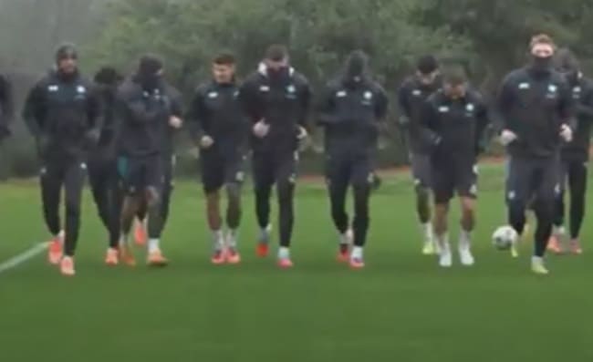 Bufera di pioggia e vento a Castel Volturno, due giocatori spaventati dai tuoni