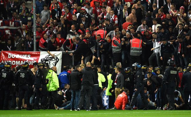Paura in Francia, cede tribuna dopo un gol: ci sono tre feriti gravi