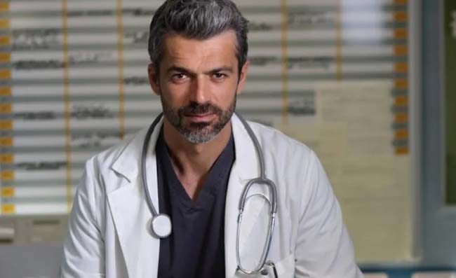 Sanremo 2022, brutta ironia contro Luca Argentero. L'attore: Ma vaffan***o