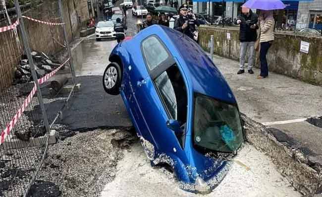 Temporale a Napoli, automobile inghiottita da una voragine