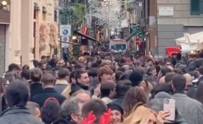 Napoli, rissa ai baretti di Chiaia: minorenne travolge soldato con lo scooter