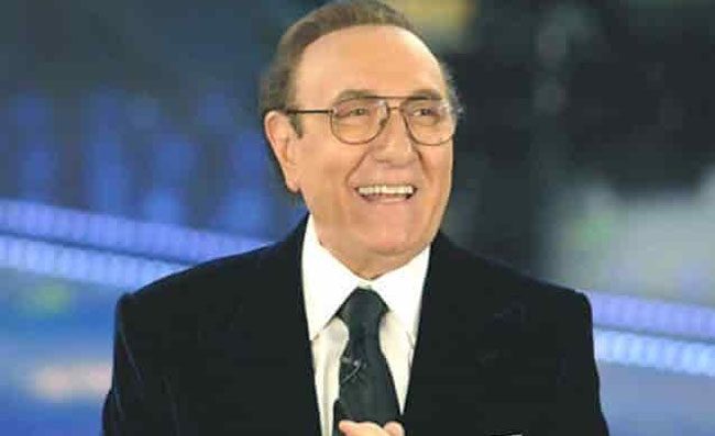 Pippo Baudo, a Napoli tanti manifesti a lutto e una frase commovente
