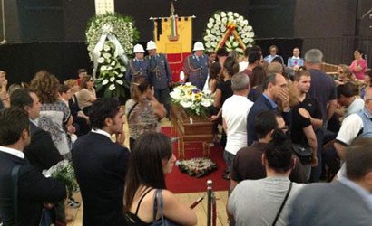 VIDEO - Ciro, la salma � arrivata a Scampia. Lacrime e applausi hanno accolto il feretro