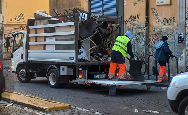 Napoli, task force dell'Asia per ripulire le aree degli scontri tra tifosi