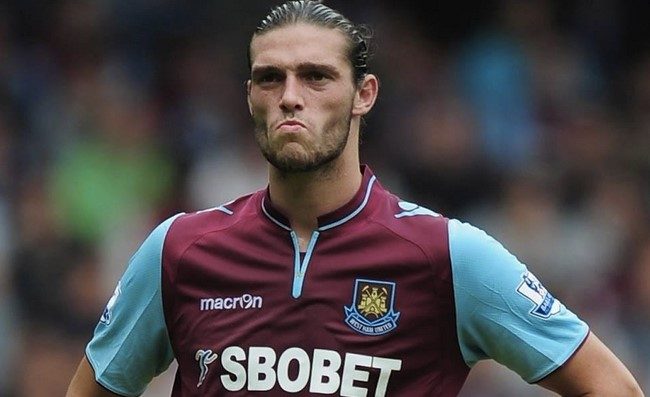 West Ham, terrore per Carroll: inseguito e minacciato da due uomini armati di pistola