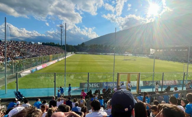 Napoli, ritira la squadra dal campo: è una vergogna!. Tifosi scatenati sui social