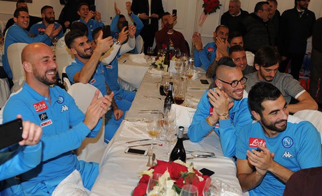 RETROSCENA - Cena leggera poi tutti a letto presto, colpa di Sarri: ecco cosa ha deciso!
