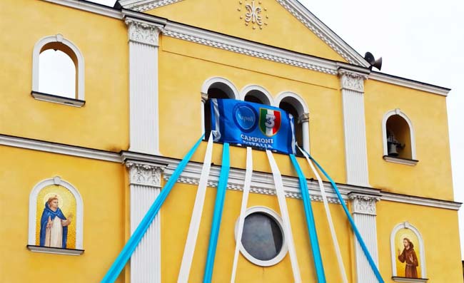 Napoli, anche una chiesa si veste a festa per lo Scudetto