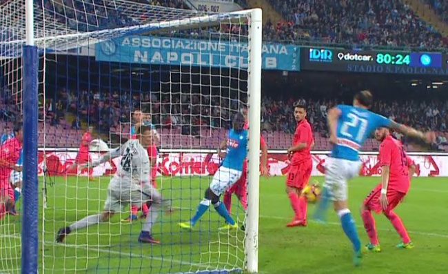 KISS KISS - Il bel gesto di Chiriches, una piacevole sorpresa per i compagni: gol e festa