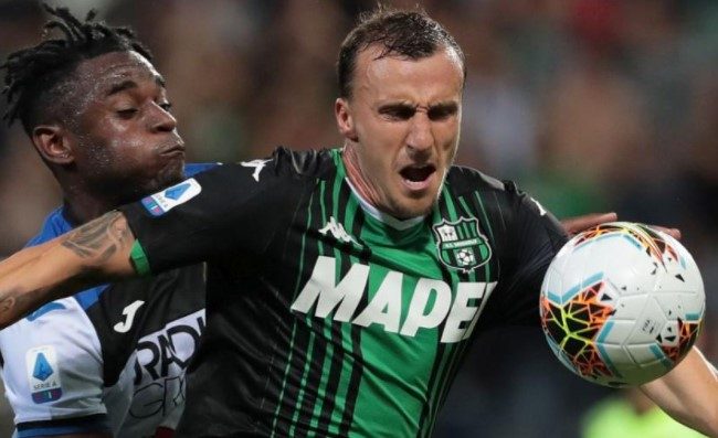 Chiriches, che disastro. I tifosi del Sassuolo se la prendono con l'ex Napoli. Il difensore si fa anche male