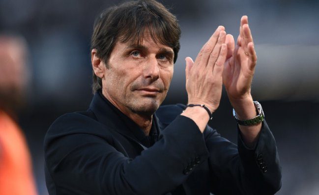 Ol&egrave;, ol&egrave; mister!, coro dei tifosi del Napoli per Conte che si emoziona