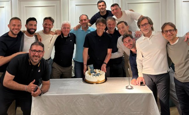 Conte, cena a Pozzuoli con lo staff tecnico. Una torta per il mister
